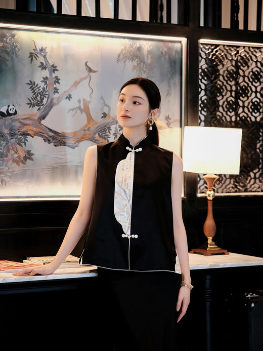 盛唐牡丹大师系列-卢梅红 | 墨轩丝毛手绣偏襟马甲-黑色 商品图7