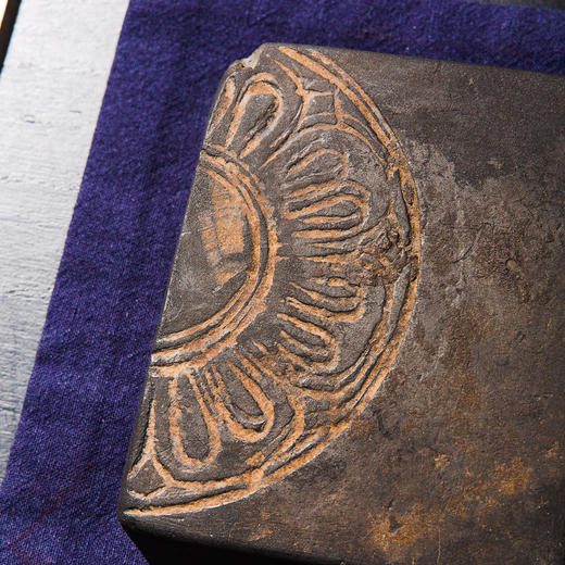 北齐古邺城出“莲瓣纹”古砖制砚(砚堂镶嵌歙石） 商品图3