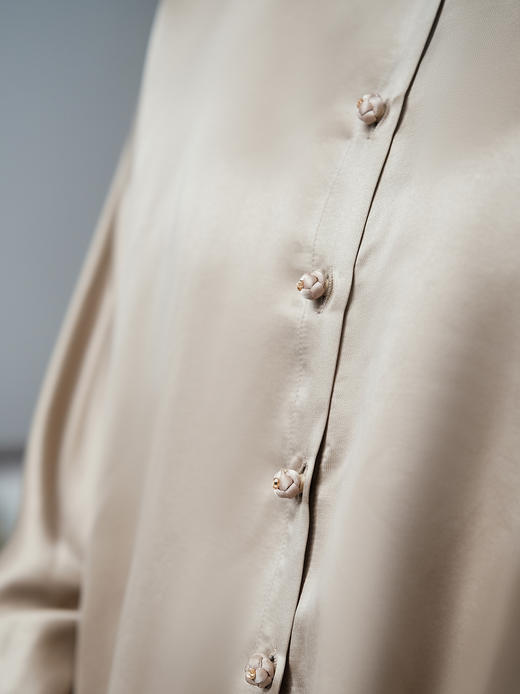 盛唐婧| 新中式花苞领钉珠盘扣百搭衬衫-香槟黄 商品图2