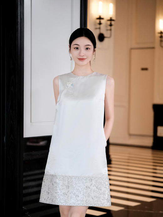 盛唐牡丹 | 珍珠白丝毛盘银旗袍裙 商品图0