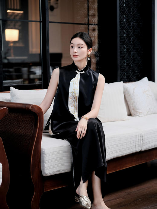 盛唐牡丹大师系列-卢梅红 | 墨轩丝毛手绣偏襟马甲-黑色 商品图4