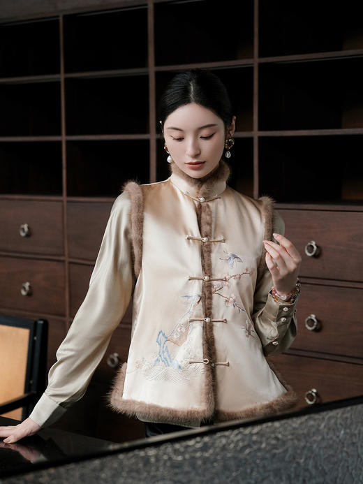 盛唐牡丹大师系列-卢梅红 | 重缎真丝水貂手绣棉马甲 商品图1