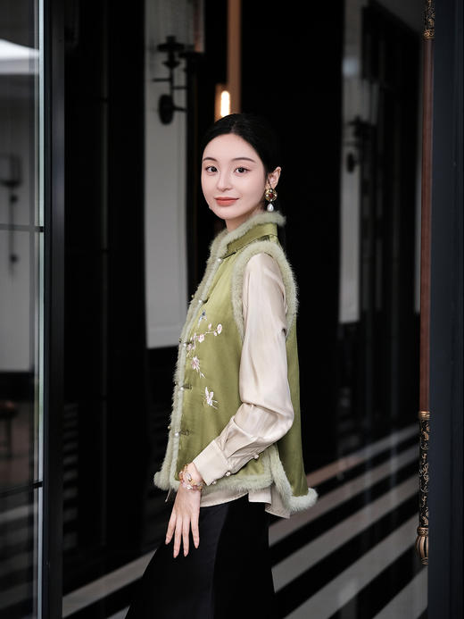 盛唐牡丹大师系列-卢梅红 | 翠影重缎真丝水貂手绣棉马甲 商品图7