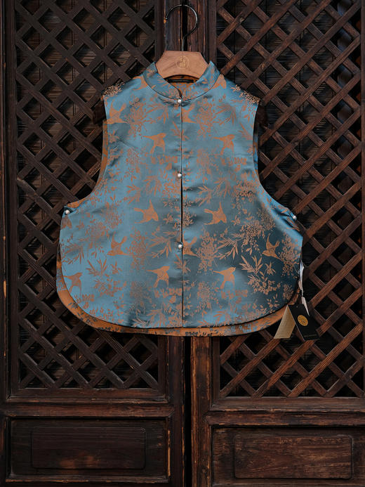 瑕疵|盛唐牡丹 |秋波蓝喜鹊纹花蕾缎马甲[特价品](特殊商品不退不换) 商品图0