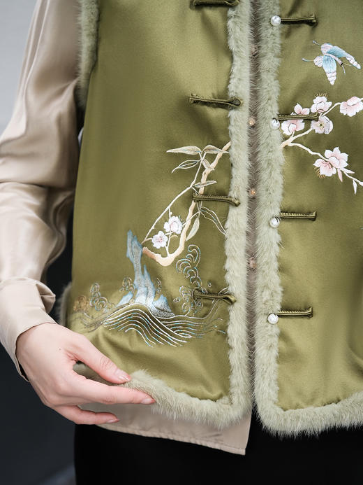 盛唐牡丹大师系列-卢梅红 | 翠影重缎真丝水貂手绣棉马甲 商品图4