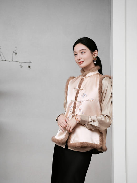 盛唐牡丹大师系列-卢梅红 | 重缎真丝水貂手绣棉马甲 商品图4