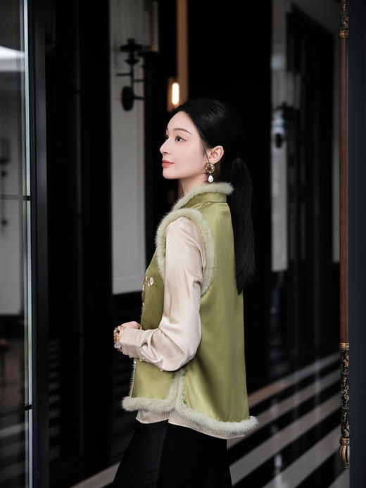 盛唐牡丹大师系列-卢梅红 | 翠影重缎真丝水貂手绣棉马甲 商品图6