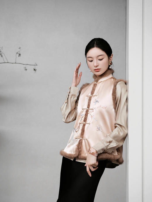 盛唐牡丹大师系列-卢梅红 | 重缎真丝水貂手绣棉马甲 商品图5