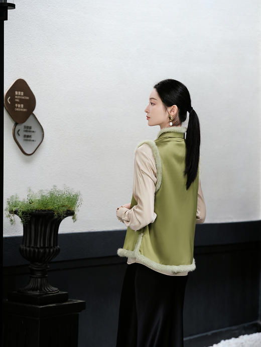 盛唐牡丹大师系列-卢梅红 | 翠影重缎真丝水貂手绣棉马甲 商品图8