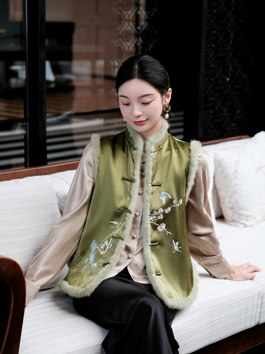 盛唐牡丹大师系列-卢梅红 | 翠影重缎真丝水貂手绣棉马甲 商品图2