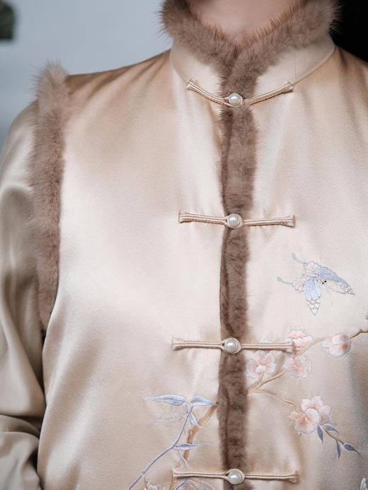 盛唐牡丹大师系列-卢梅红 | 重缎真丝水貂手绣棉马甲 商品图2