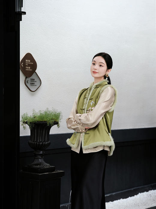 盛唐牡丹大师系列-卢梅红 | 翠影重缎真丝水貂手绣棉马甲 商品图5