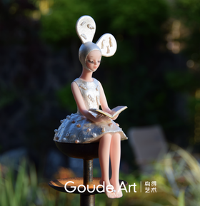 姜可心《海边阅读的珍珠女孩》​然女孩