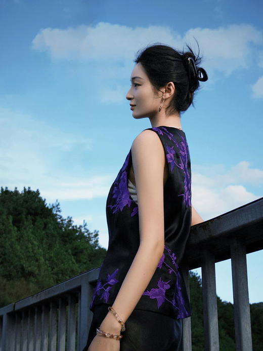 盛唐婧| 重磅三醋酸刺绣对襟修身马甲 商品图4