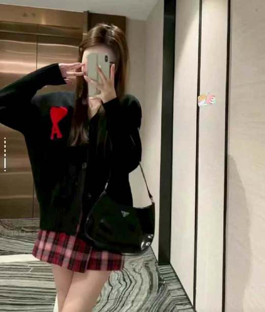 AMIPARIS 大爱心红标Logo羊毛宽松落肩V领开衫毛衣 男女同款 黑色 商品图2