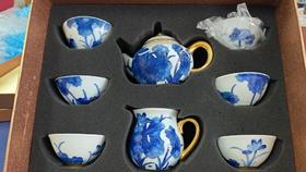 半鎏金青花荷花壶套组