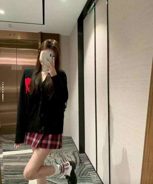 AMIPARIS 大爱心红标Logo羊毛宽松落肩V领开衫毛衣 男女同款 黑色 商品图1