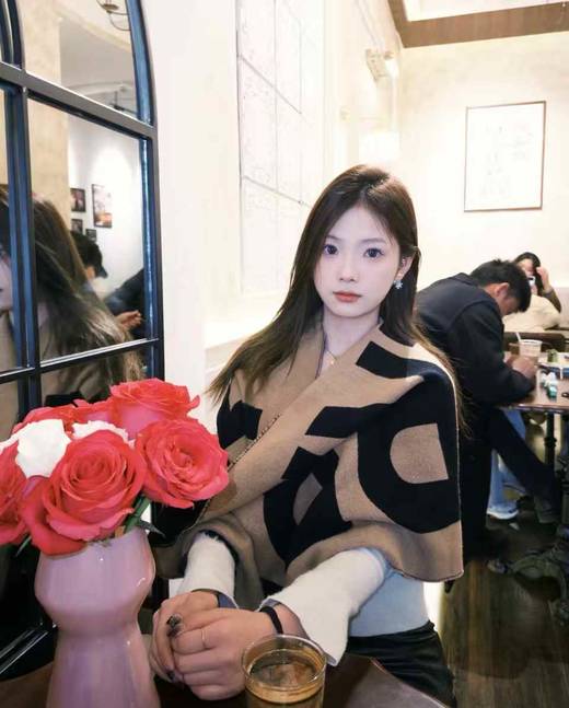 BURBERRY Logo Wool Jacquard Scarf 大字母绒线围巾 女款 卡其色/黑色 商品图3