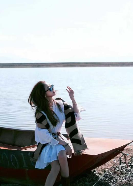 BURBERRY Logo Wool Jacquard Scarf 大字母绒线围巾 女款 卡其色/黑色 商品图2