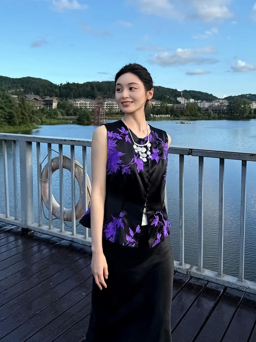 盛唐婧| 重磅三醋酸刺绣对襟修身马甲 商品图3