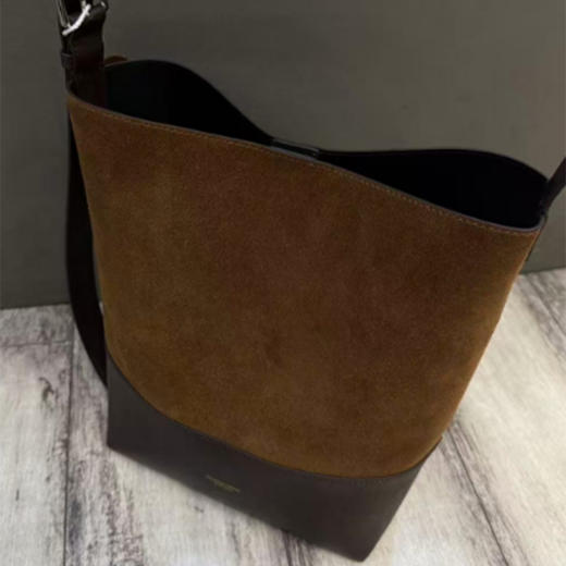 【预售7天，不退不换】良木礼真皮水桶包（Q2591830） 商品图0