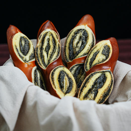 黑芝麻奶酥碱水面包 商品图3