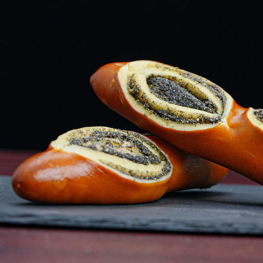 黑芝麻奶酥碱水面包 商品图5