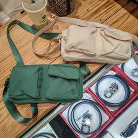 现货 LULU的爆款男女小斜挎包.. 很难得，价格好