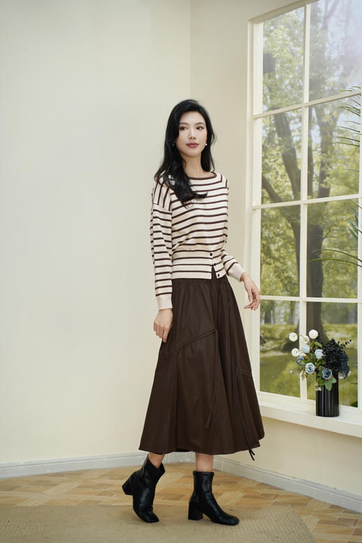 臣禾	【设计感条纹衫】露肩不对称套头针织衫  	JZ253051975 商品图2