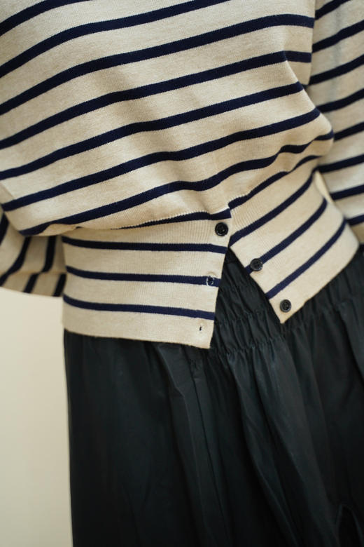 臣禾	【设计感条纹衫】露肩不对称套头针织衫  	JZ253051975 商品图7