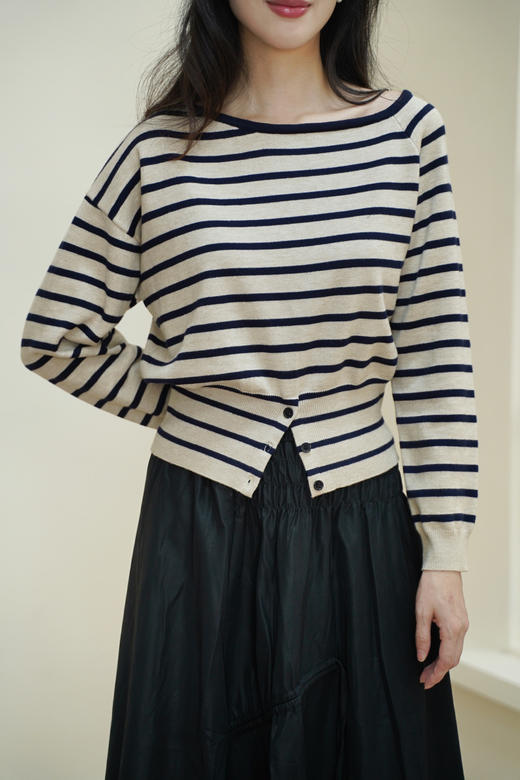 臣禾	【设计感条纹衫】露肩不对称套头针织衫  	JZ253051975 商品图0