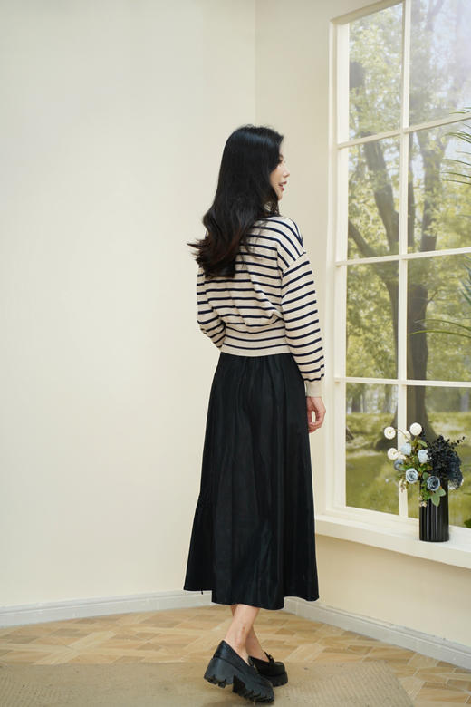 臣禾	【设计感条纹衫】露肩不对称套头针织衫  	JZ253051975 商品图6