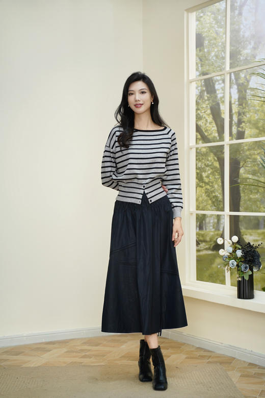 臣禾	【设计感条纹衫】露肩不对称套头针织衫  	JZ253051975 商品图1