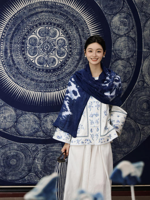 盛唐婧 | 欧根纱剪花纹蓝染围巾 商品图8