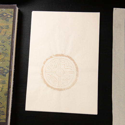 80-90年代荣宝斋制木版水印《秦汉瓦当》老信笺（一包47张） 商品图3