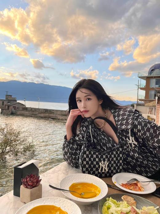 MLB官方正品满印复古老花hobo腋下包手拎包 【福利品】 商品图2