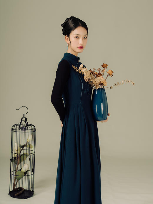 荷言HEYEN 丹青 山茶花刺绣蓝烫钻盘扣旗袍连衣裙高级定制 商品图3