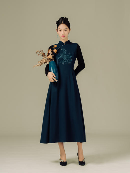 荷言HEYEN 丹青 山茶花刺绣蓝烫钻盘扣旗袍连衣裙高级定制 商品图1