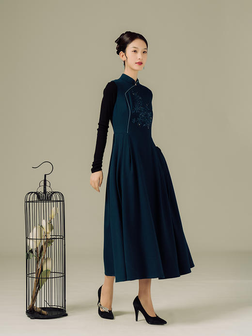 荷言HEYEN 丹青 山茶花刺绣蓝烫钻盘扣旗袍连衣裙高级定制 商品图2