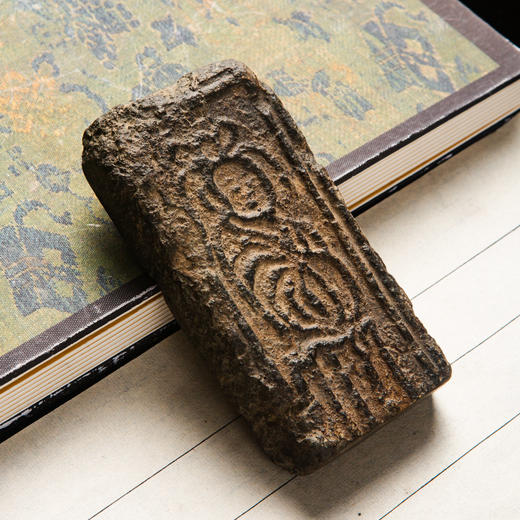 “菩萨造像”古砖制镇纸 商品图4