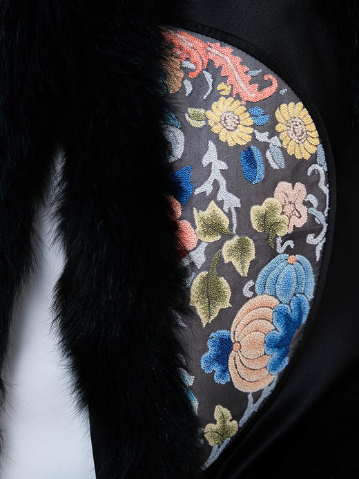 盛唐牡丹盛奢系列 | 手工打籽绣瓜瓞绵绵重缎真丝狐狸毛棉马甲 商品图2