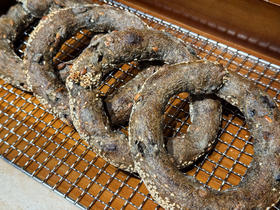 黑芝麻松子圈圈（邮寄）