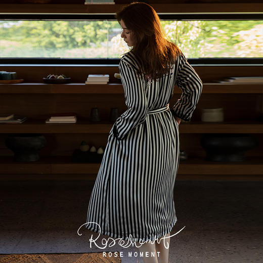 丝绒翻领珍珠装饰边黑白条印花真丝长袍 P02549 商品图1