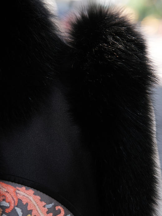 盛唐牡丹盛奢系列 | 手工打籽绣瓜瓞绵绵重缎真丝狐狸毛棉马甲 商品图3