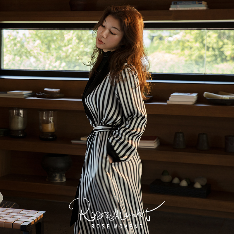 丝绒翻领珍珠装饰边黑白条印花真丝长袍 P02549