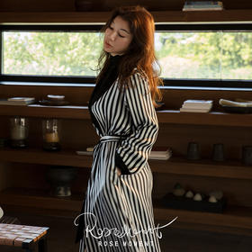 丝绒翻领珍珠装饰边黑白条印花真丝长袍 P02549