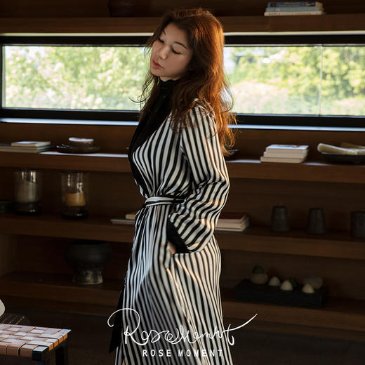 丝绒翻领珍珠装饰边黑白条印花真丝长袍 P02549 商品图0