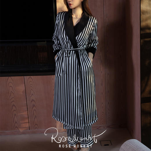 丝绒翻领珍珠装饰边黑白条印花真丝长袍 P02549 商品图3