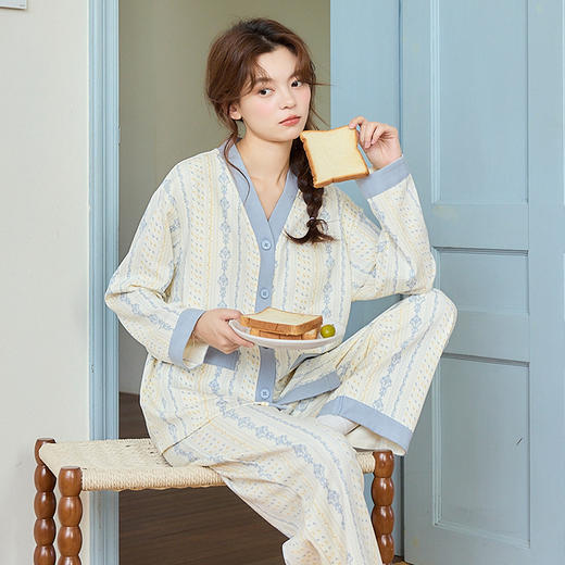 【换季出清】自然醒花漾牛奶丝家居服女款开衫（带胸垫）睡衣春秋款长袖长裤可爱卡通学生秋冬季V领和服QH 商品图3