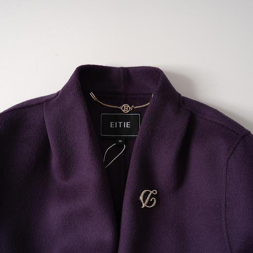EITIE爱特爱简约领口本布腰带式收腰显瘦气质带胸针紫色保暖大衣8414102 商品图2